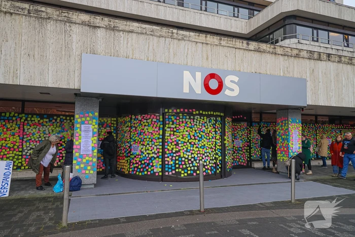 NOS pand beplakt met memo-papiertje