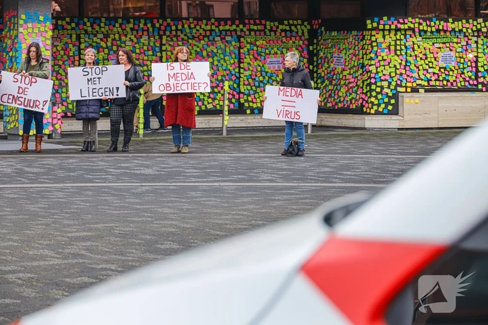 NOS pand beplakt met memo-papiertje