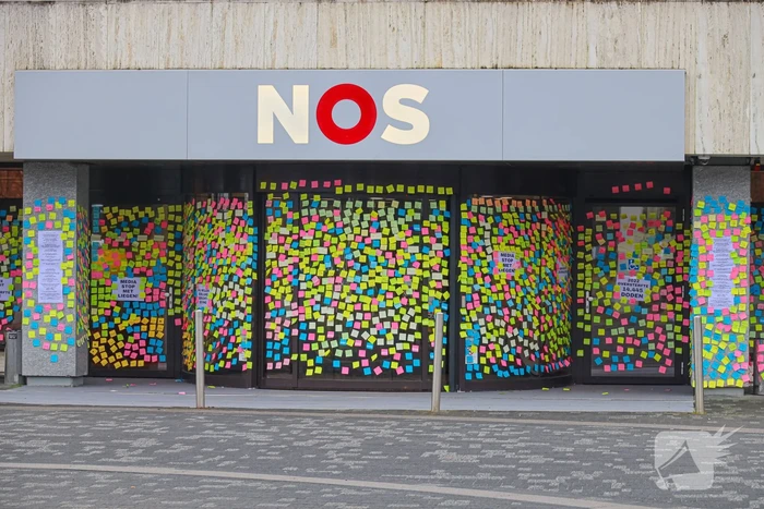 NOS pand beplakt met memo-papiertje