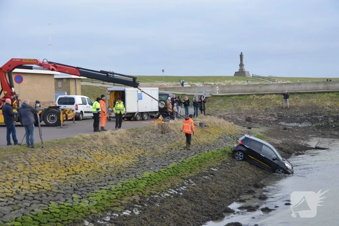 Auto rolt het water in