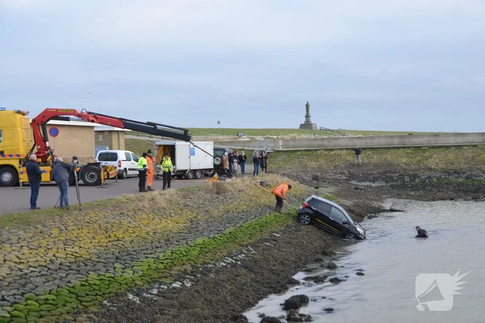 Auto rolt het water in