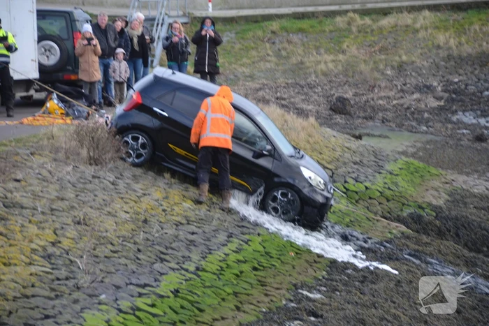 Auto rolt het water in