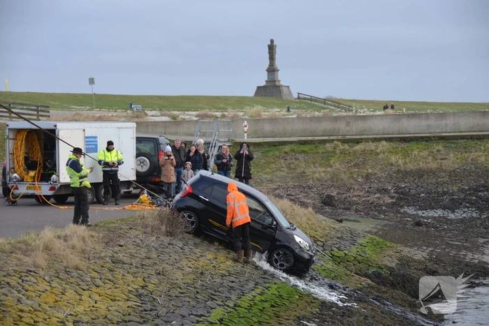 Auto rolt het water in