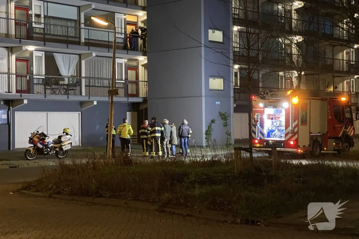 Brandweer verricht metingen bij gaslucht uit meterkast