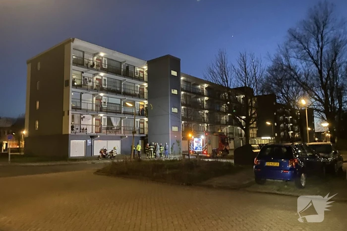 Brandweer verricht metingen bij gaslucht uit meterkast