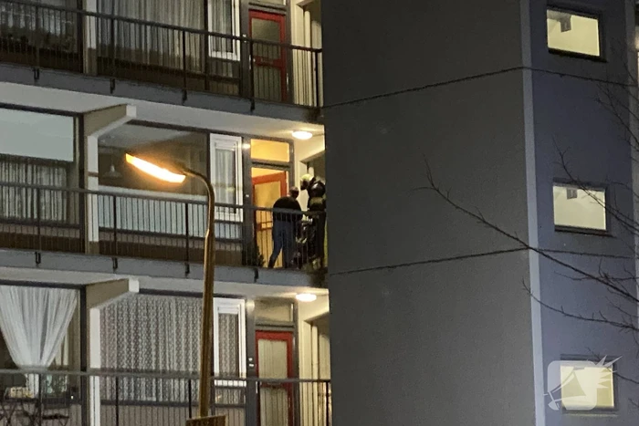 Brandweer verricht metingen bij gaslucht uit meterkast