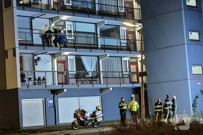 Brandweer verricht metingen bij gaslucht uit meterkast