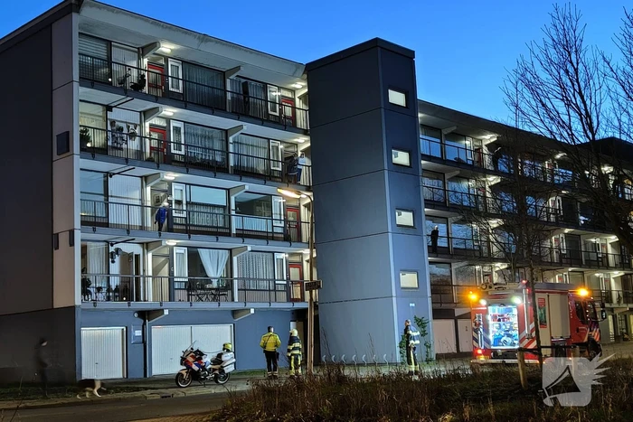 Brandweer verricht metingen bij gaslucht uit meterkast