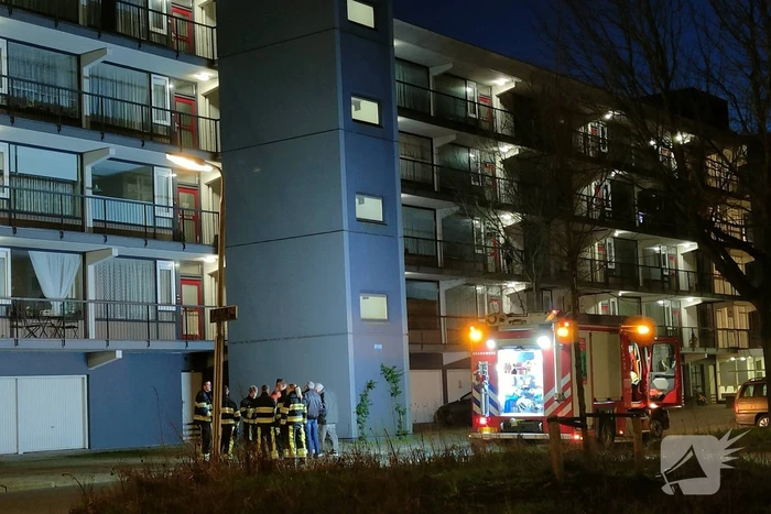 Brandweer verricht metingen bij gaslucht uit meterkast