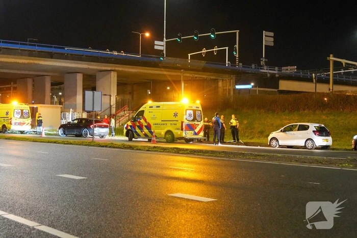 Auto op ze kop in de berm