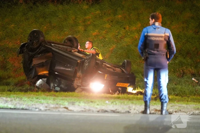 Auto op ze kop in de berm