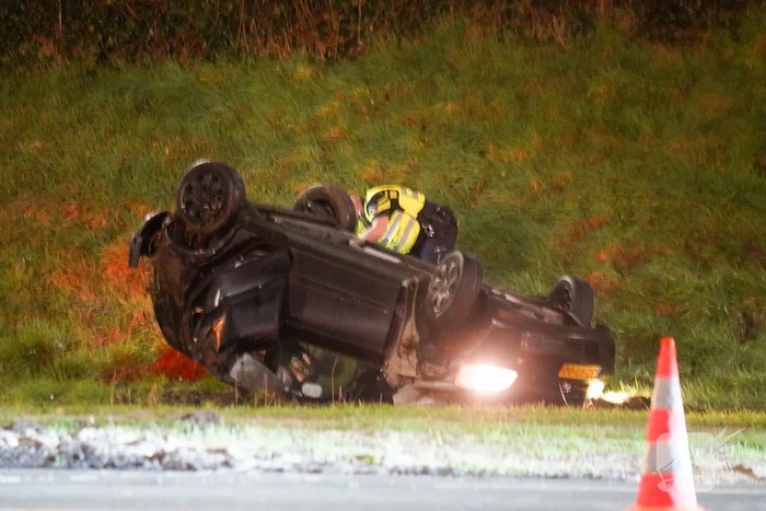 Auto op ze kop in de berm