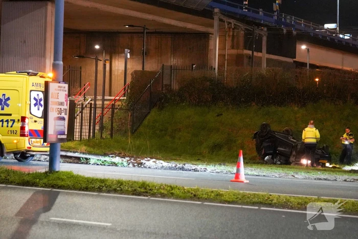 Auto op ze kop in de berm