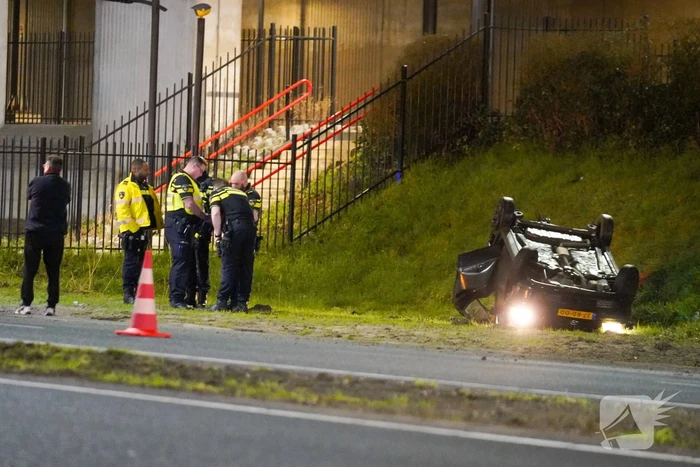 Auto op ze kop in de berm