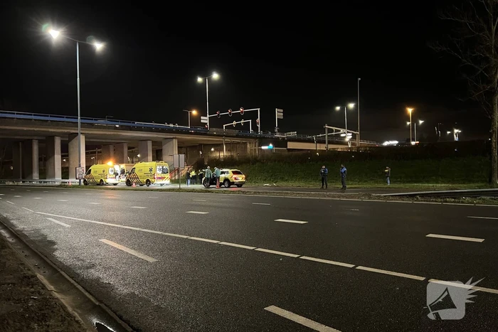 Auto op ze kop in de berm