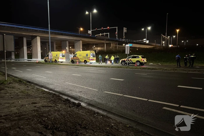 Auto op ze kop in de berm