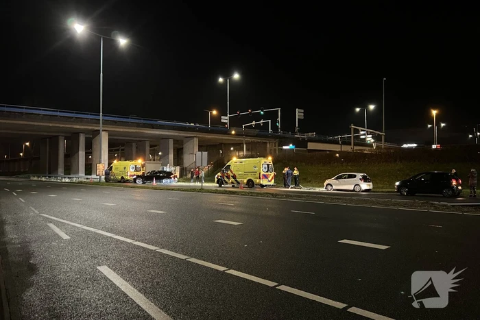 Auto op ze kop in de berm