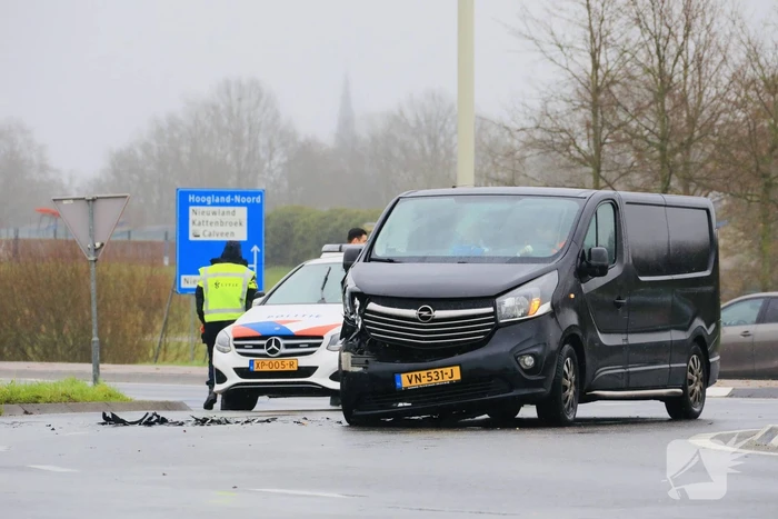 Auto en bestelbus botsen op rotonde
