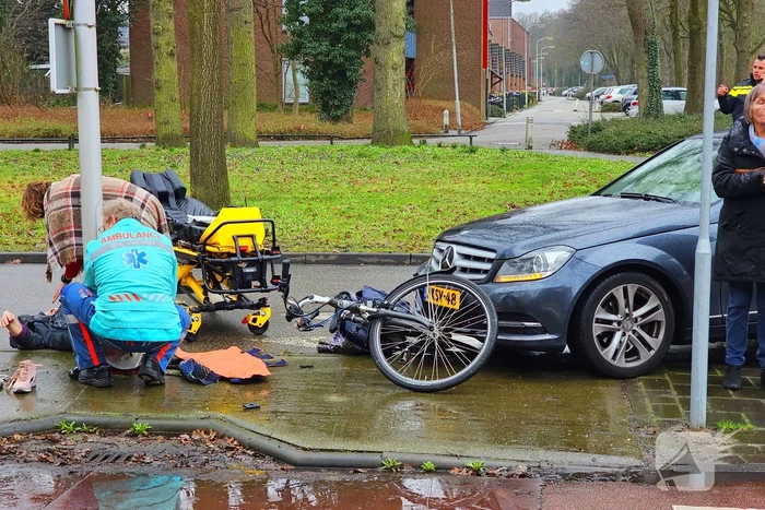 Afslaande automobilist rijdt fietser aan