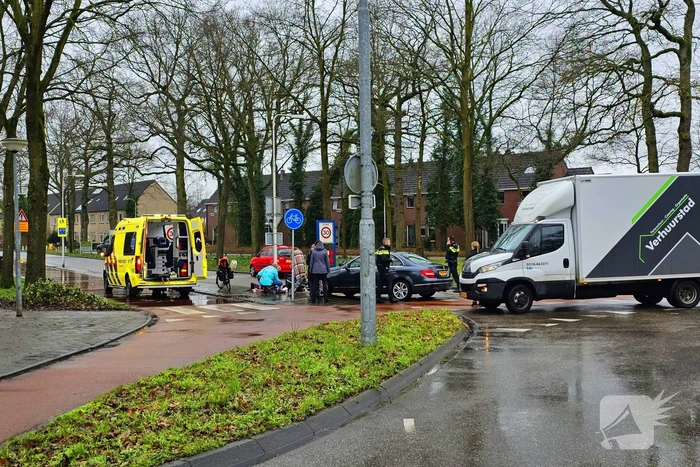 Afslaande automobilist rijdt fietser aan