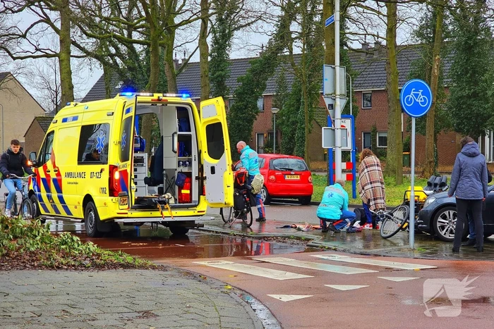 Afslaande automobilist rijdt fietser aan