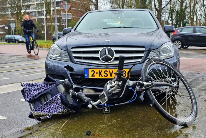 Afslaande automobilist rijdt fietser aan