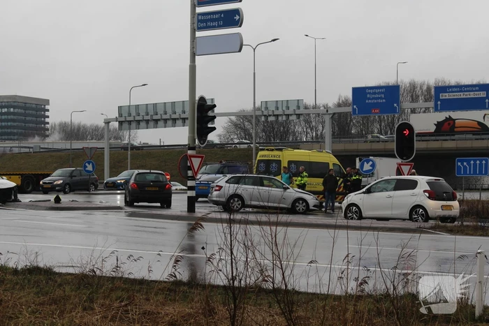 Twee auto's botsen op drukke kruising