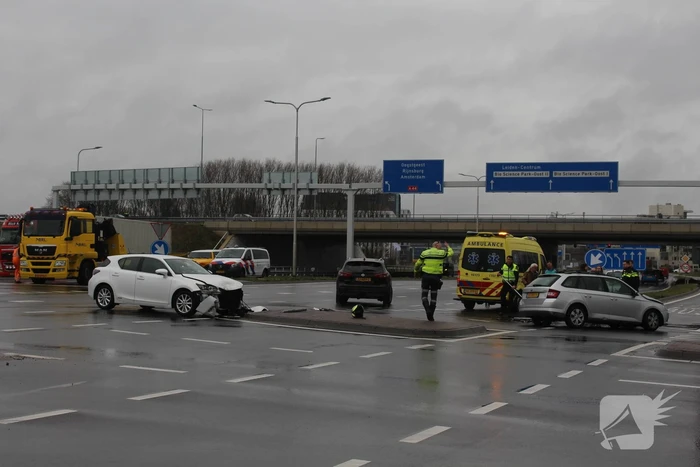 Twee auto's botsen op drukke kruising