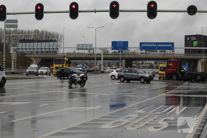 Twee auto's botsen op drukke kruising