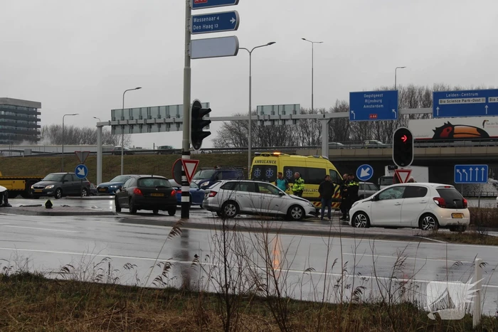 Twee auto's botsen op drukke kruising