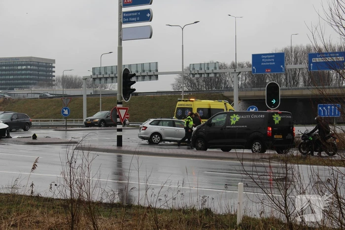 Twee auto's botsen op drukke kruising