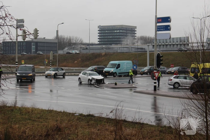 Twee auto's botsen op drukke kruising