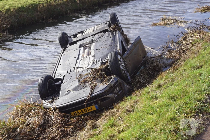 Auto raakt van de weg en belandt op de kop in sloot