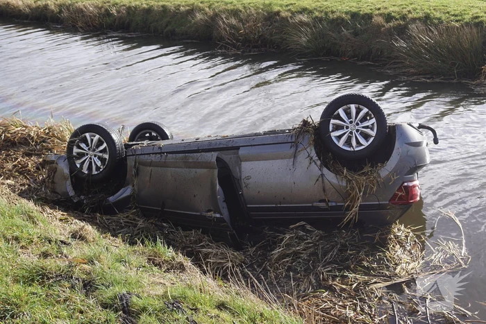 Auto raakt van de weg en belandt op de kop in sloot
