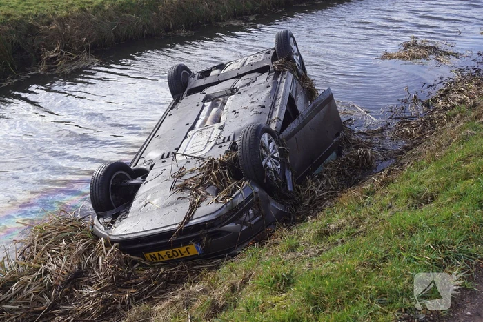 Auto raakt van de weg en belandt op de kop in sloot