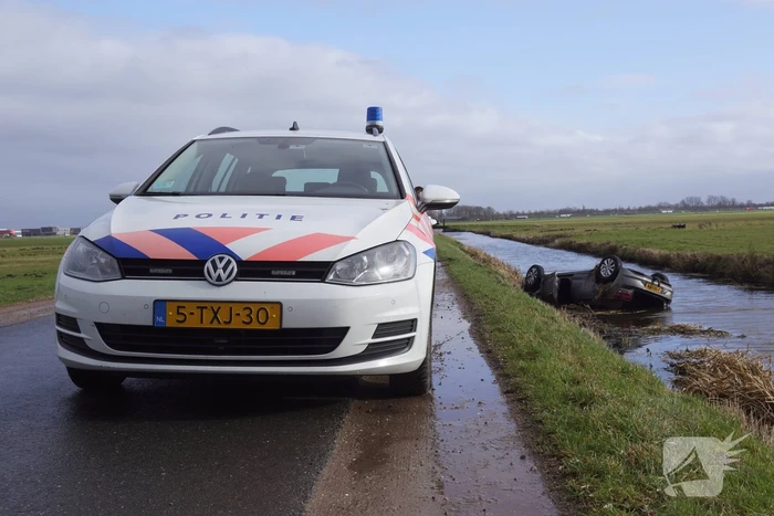 Auto raakt van de weg en belandt op de kop in sloot