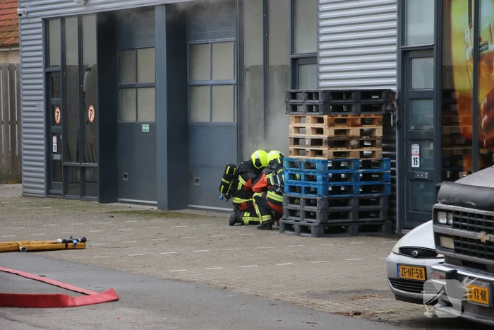 Bedrijfspanden vol rook door brand