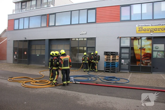 Bedrijfspanden vol rook door brand