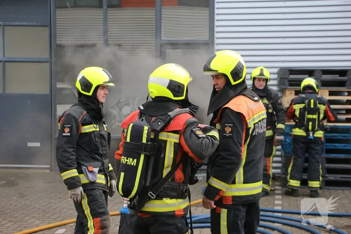 Bedrijfspanden vol rook door brand