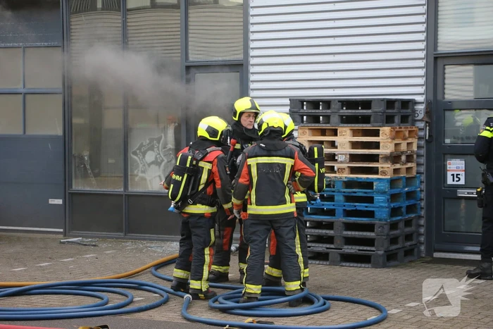 Bedrijfspanden vol rook door brand