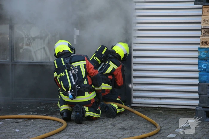 Bedrijfspanden vol rook door brand