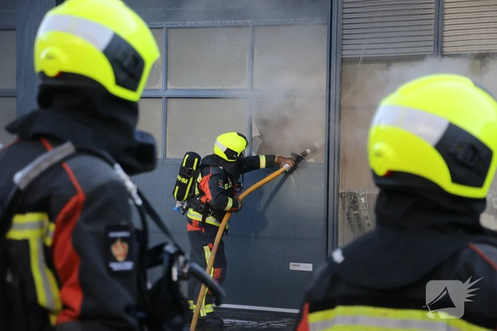 Bedrijfspanden vol rook door brand