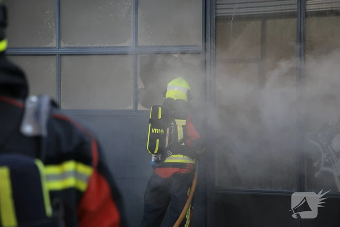 Bedrijfspanden vol rook door brand