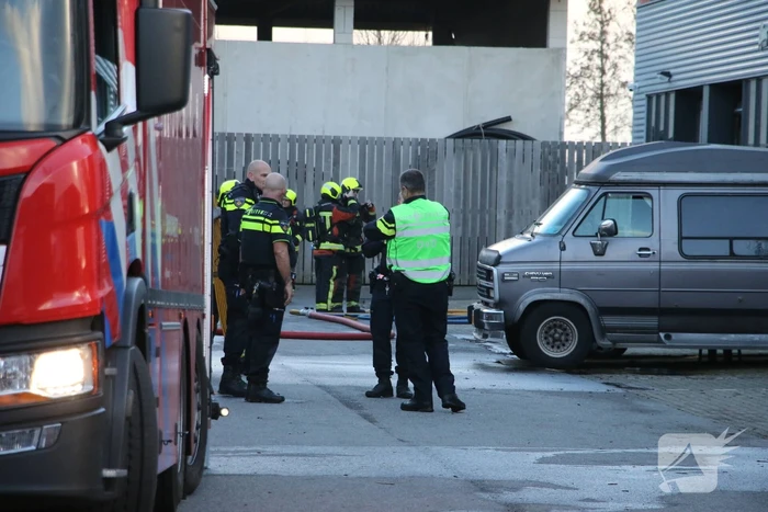 Bedrijfspanden vol rook door brand