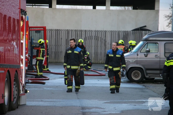 Bedrijfspanden vol rook door brand