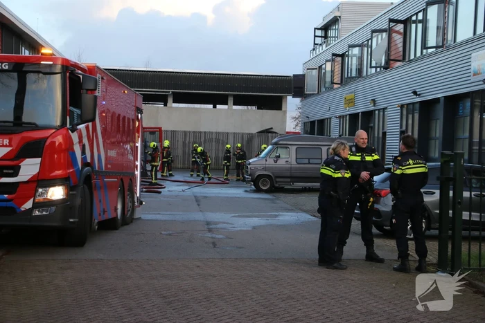 Bedrijfspanden vol rook door brand