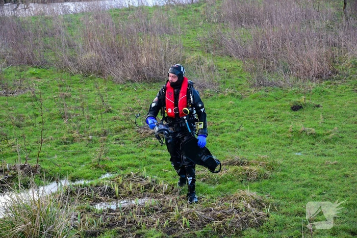 Meerdere personen te water nadat pont omslaat