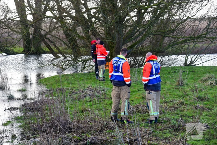 Meerdere personen te water nadat pont omslaat