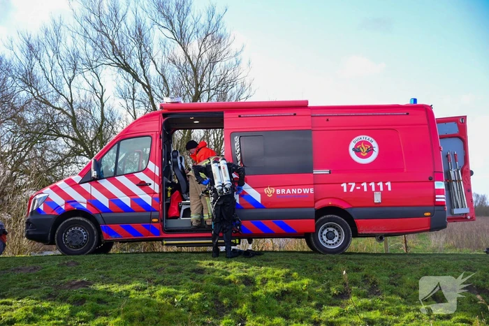 Meerdere personen te water nadat pont omslaat