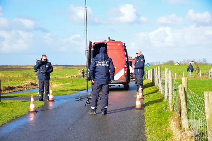 Meerdere personen te water nadat pont omslaat